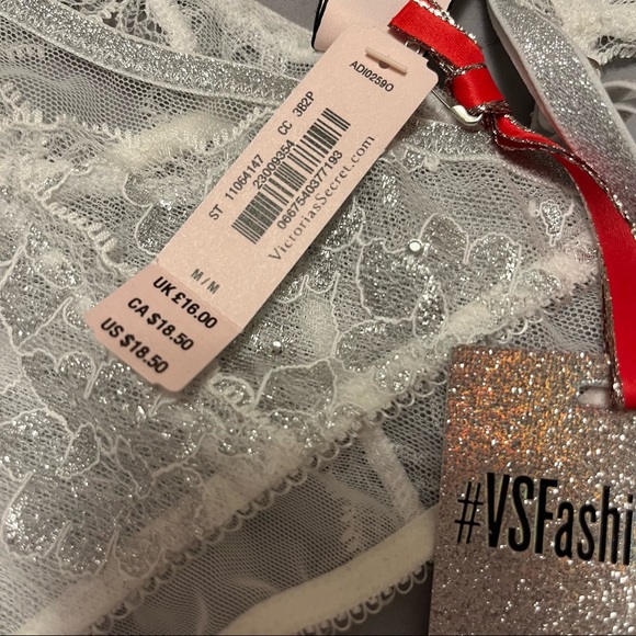 Victoria’s Secret Fashion Show set plus limited edition necklace with charm. NWT - Picture 12 of 16